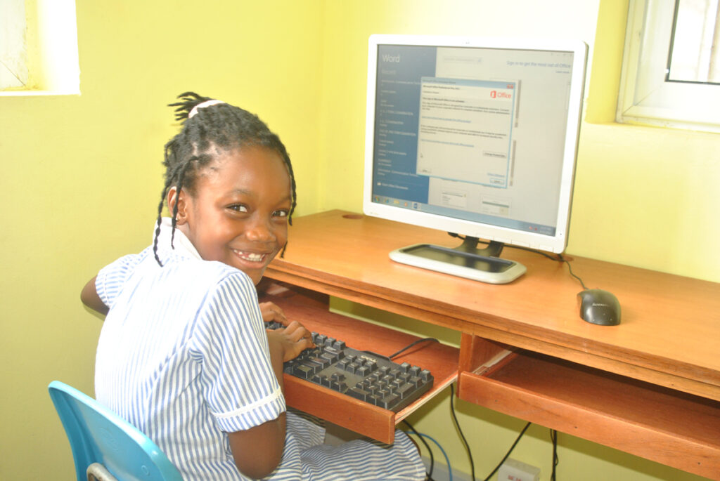 daystar-student-at-the-computer-lab